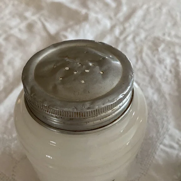 Vintage Salt ‘n Pepper Set - Picture 3 of 5